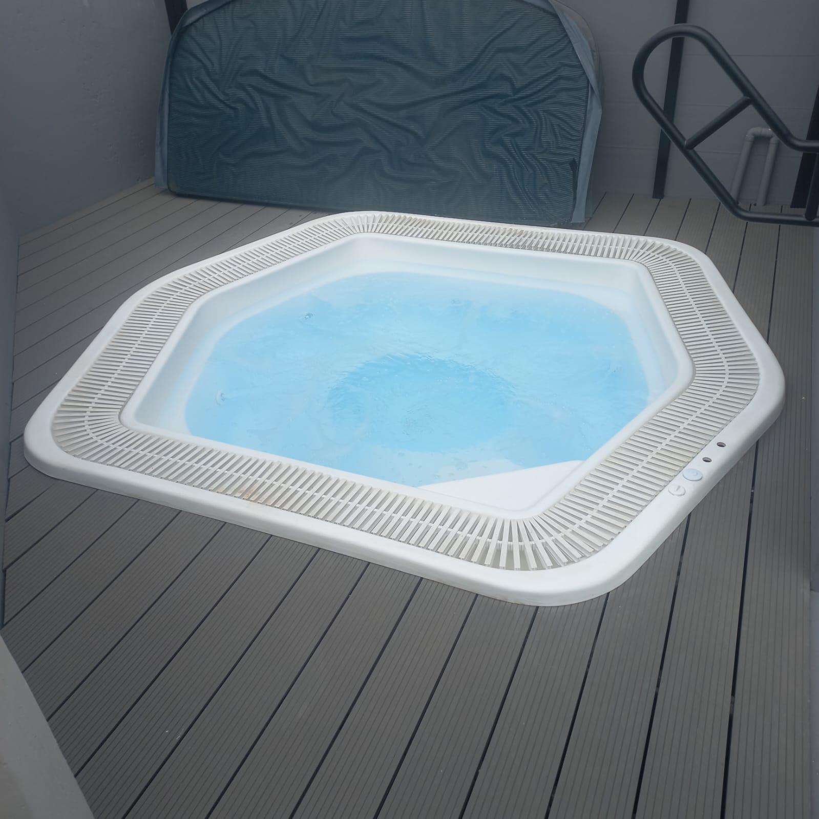 Jacuzzi hot tub on the deck at Diaz Guest House